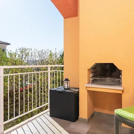 Giulia With Sea View In Novigrad Guest house