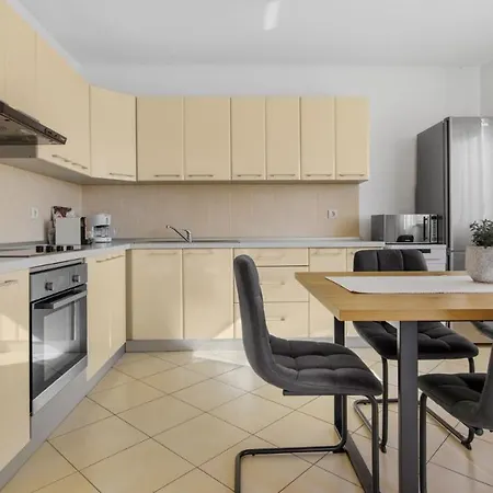 Giulia With Sea View In Novigrad Affittacamere 4*