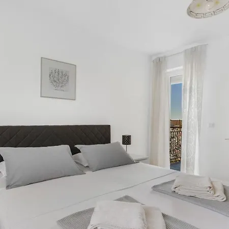 Giulia With Sea View In Novigrad Guest house