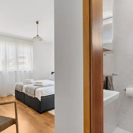 Giulia With Sea View In Novigrad Guest house