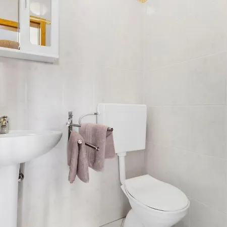 Giulia With Sea View In Novigrad Affittacamere 4*