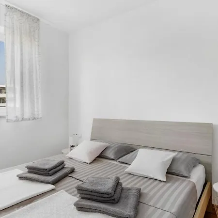 Giulia With Sea View In Novigrad Guest house