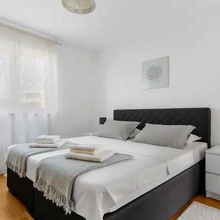 Affittacamere Giulia With Sea View In Novigrad 4*