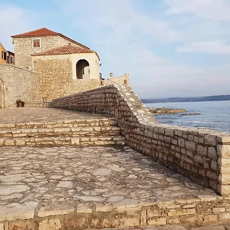 Giulia With Sea View In Novigrad Gæstehus *